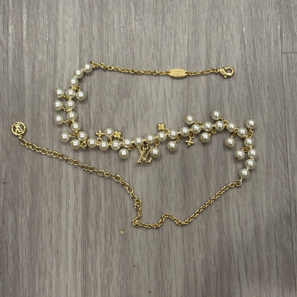 Louis Vuitton Gold and Pearl Necklace(preowned)